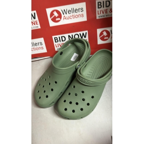 8064 - GENTS NEW CROCS / SIZE 13