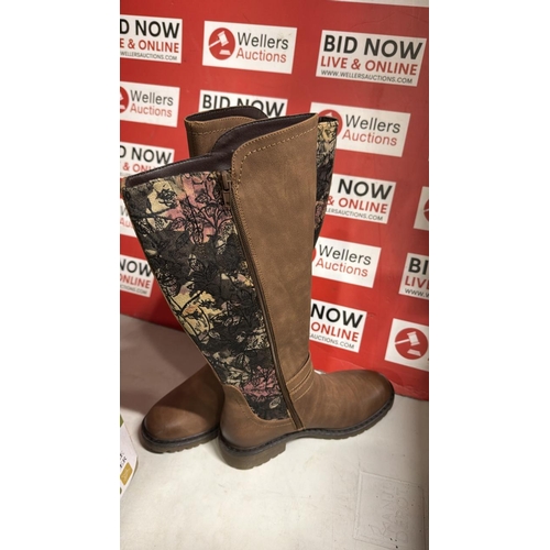 8074 - LADIES NEW PAVELA BOOTS / SIZE 3