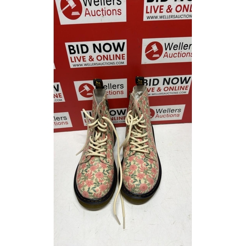 8093 - KIDS NEW DR MARTENS BOOTS / SIZE 2.5