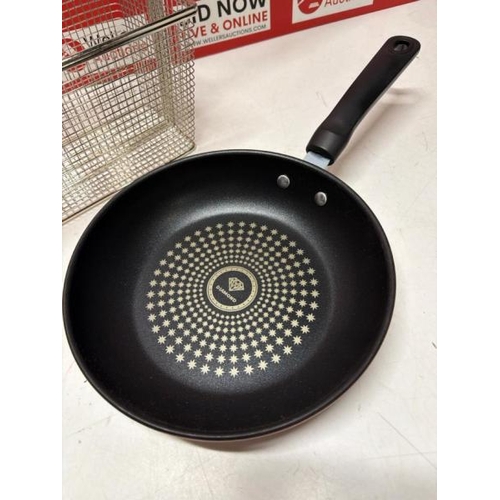 3033 - IRON FRY BASKET & DIAMOND FRYING PAN