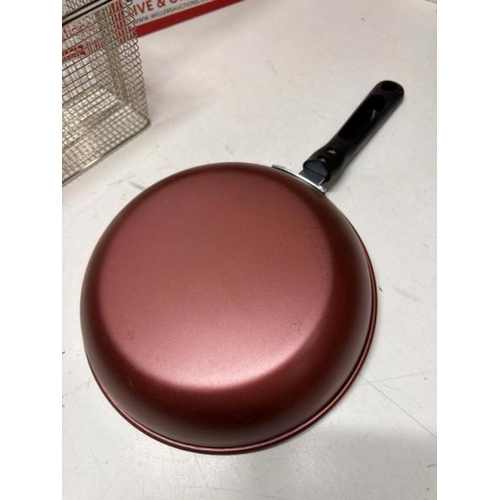 3033 - IRON FRY BASKET & DIAMOND FRYING PAN