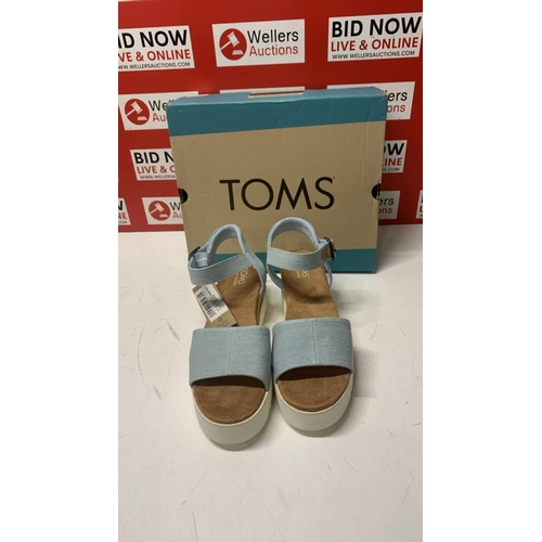 1041 - LADIES NEW TOMS DIANA PASTEL BLUE WASHED DENIM / SIZE 6