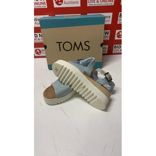 1041 - LADIES NEW TOMS DIANA PASTEL BLUE WASHED DENIM / SIZE 6