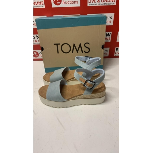 1041 - LADIES NEW TOMS DIANA PASTEL BLUE WASHED DENIM / SIZE 6