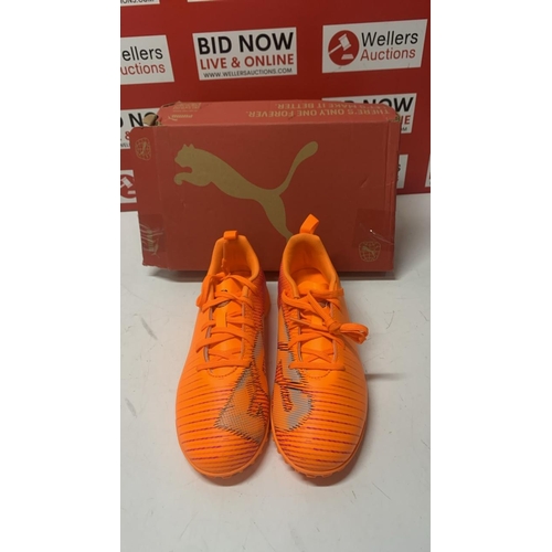 1043 - CHILDRENS NEW PUMA FUTURE 8 PLAY TT JR / SIZE 2