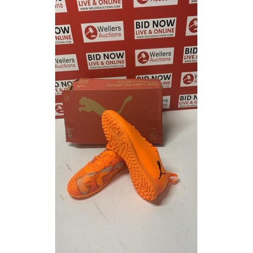 1043 - CHILDRENS NEW PUMA FUTURE 8 PLAY TT JR / SIZE 2