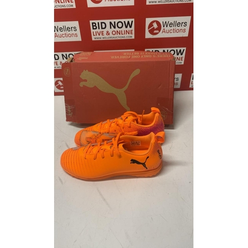 1043 - CHILDRENS NEW PUMA FUTURE 8 PLAY TT JR / SIZE 2