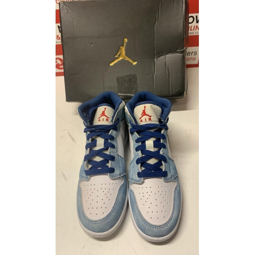 1044 - CHILDRENS NEW NIKE AIR JORDAN 1 MID SE GS / SIZE 3.5