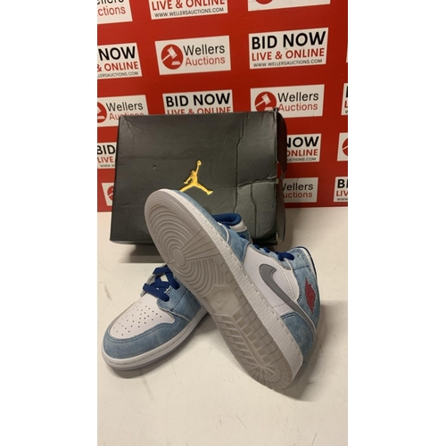 1044 - CHILDRENS NEW NIKE AIR JORDAN 1 MID SE GS / SIZE 3.5