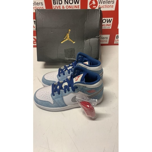 1044 - CHILDRENS NEW NIKE AIR JORDAN 1 MID SE GS / SIZE 3.5