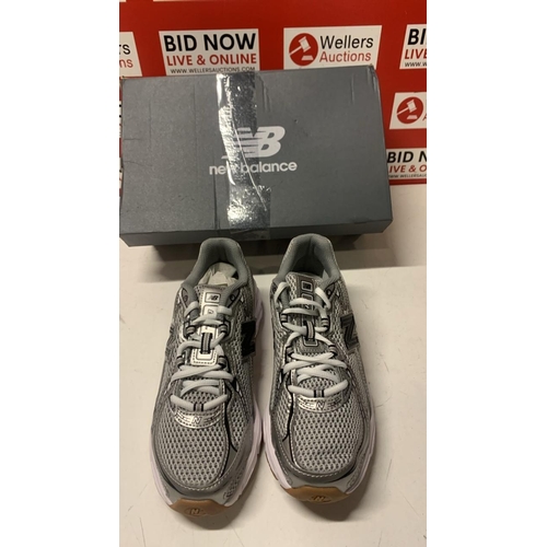 1052 - CHILDRENS NEW NEW BALANCE 27 4587 76 60 / SIZE 5