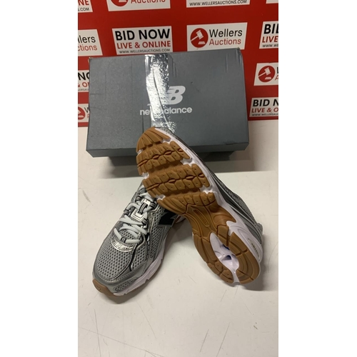 1052 - CHILDRENS NEW NEW BALANCE 27 4587 76 60 / SIZE 5
