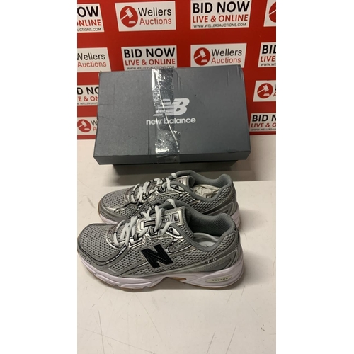 1052 - CHILDRENS NEW NEW BALANCE 27 4587 76 60 / SIZE 5