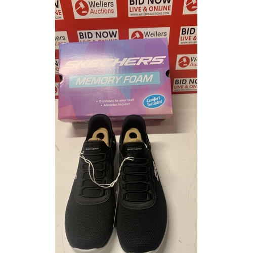 1054 - LADIES NEW SKECHERS BOUNTIFUL SHOE / SIZE 7