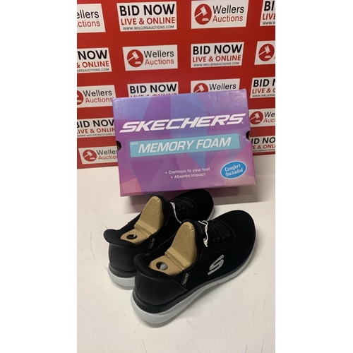 1054 - LADIES NEW SKECHERS BOUNTIFUL SHOE / SIZE 7