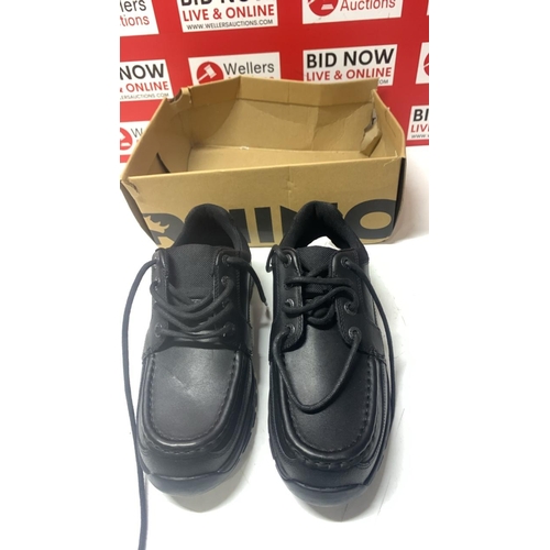 1057 - CHILDRENS NEW RHINO SCHOOL SHOES / SIZE 5.5