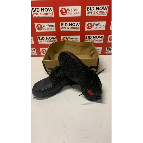 1057 - CHILDRENS NEW RHINO SCHOOL SHOES / SIZE 5.5