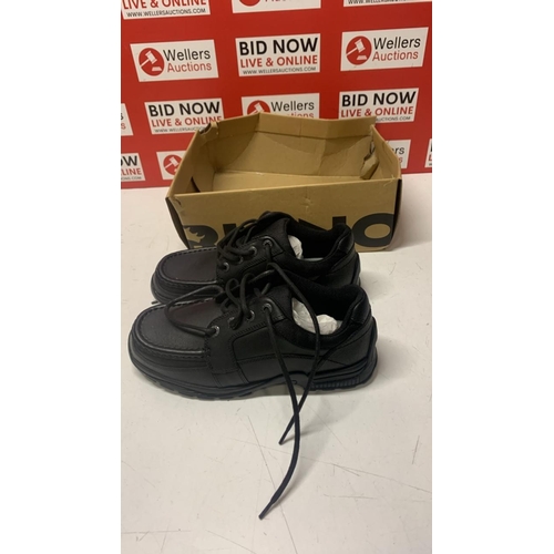 1057 - CHILDRENS NEW RHINO SCHOOL SHOES / SIZE 5.5