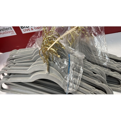 9095 - MANGOTREE VELVET COAT HANGERS WITH 360� SWIVEL GOLD HOOK, NON-SLIP FELT SUIT HANGERS, SLIM SPACE SAV... 