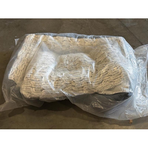 8590 - NEW LARGE PET BED