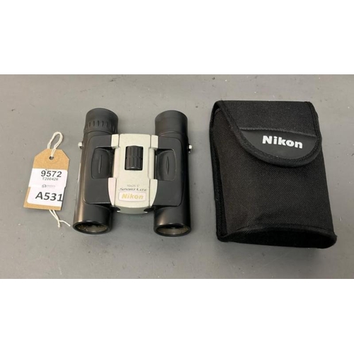 9572 - X1 BINOCULAR NIKON SPORT LITE 10X25 INC. CASE