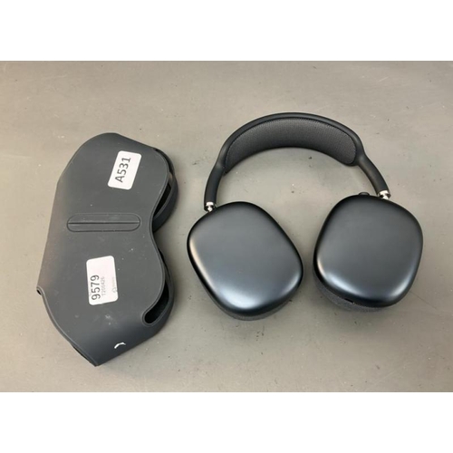 9579 - X1 HEADPHONES APPLE A3184/ SN: J72HEK0000JL8 INC. CASE