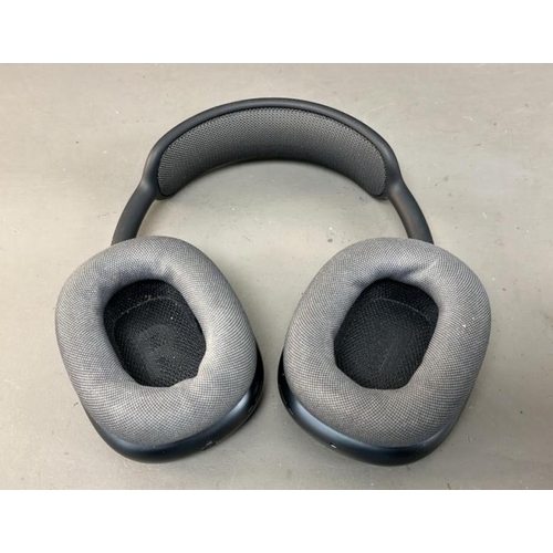 9579 - X1 HEADPHONES APPLE A3184/ SN: J72HEK0000JL8 INC. CASE