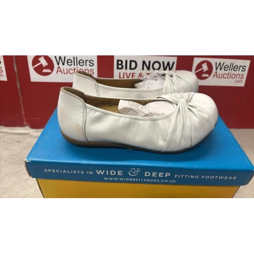 9020 - LADIES DB EASY TETBURY WHITE SHOES / WIDE FITTING / UK 4