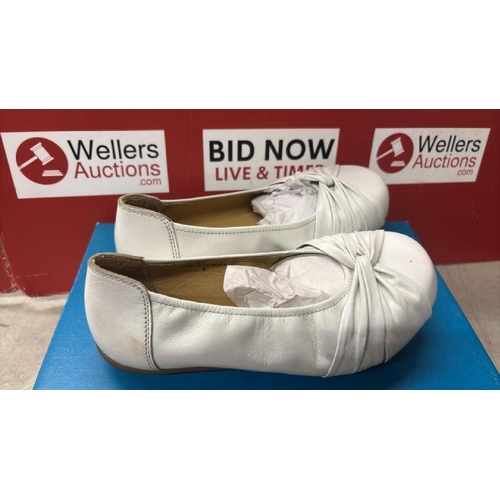 9020 - LADIES DB EASY TETBURY WHITE SHOES / WIDE FITTING / UK 4