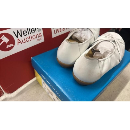 9020 - LADIES DB EASY TETBURY WHITE SHOES / WIDE FITTING / UK 4