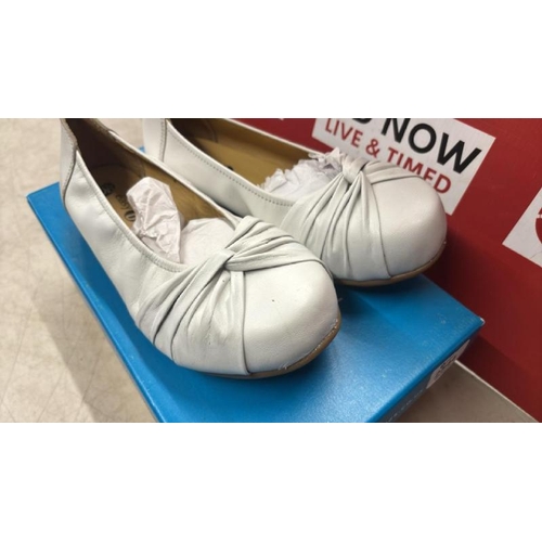 9020 - LADIES DB EASY TETBURY WHITE SHOES / WIDE FITTING / UK 4