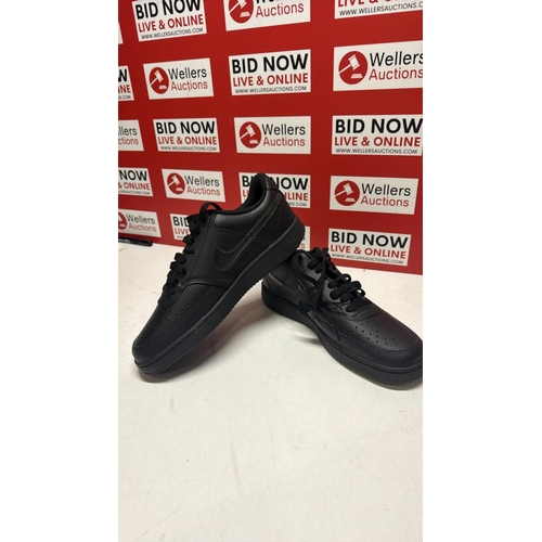 3075 - CHILDRENS NEW NIKE AIR FORCE ONE / SIZE 6.5