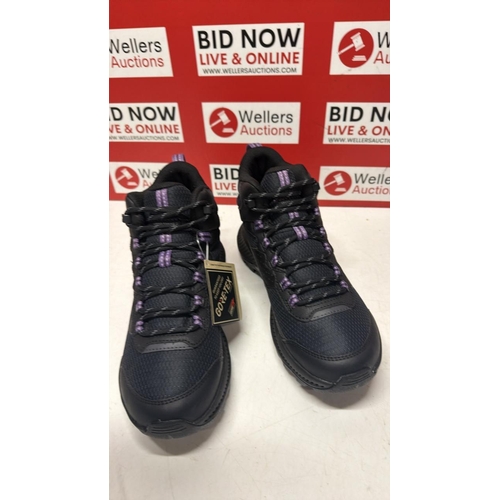 3090 - LADIES NEW MERRELL HIKING BOOTS / SIZE 5