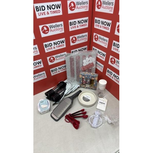 9051 - A JOBLOT OF HOMEWARES INC. JOSEPH JOSEPH, KITCHEN AID, SALT AND PEPPER GRINDERS, WILLIAM MORRIS HAND... 