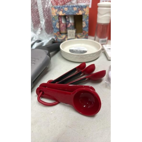 9051 - A JOBLOT OF HOMEWARES INC. JOSEPH JOSEPH, KITCHEN AID, SALT AND PEPPER GRINDERS, WILLIAM MORRIS HAND... 