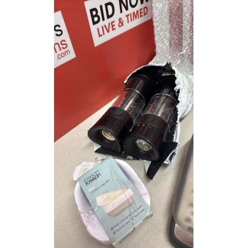 9051 - A JOBLOT OF HOMEWARES INC. JOSEPH JOSEPH, KITCHEN AID, SALT AND PEPPER GRINDERS, WILLIAM MORRIS HAND... 