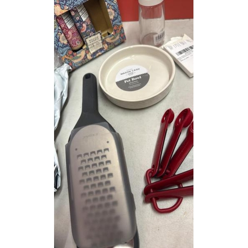 9051 - A JOBLOT OF HOMEWARES INC. JOSEPH JOSEPH, KITCHEN AID, SALT AND PEPPER GRINDERS, WILLIAM MORRIS HAND... 