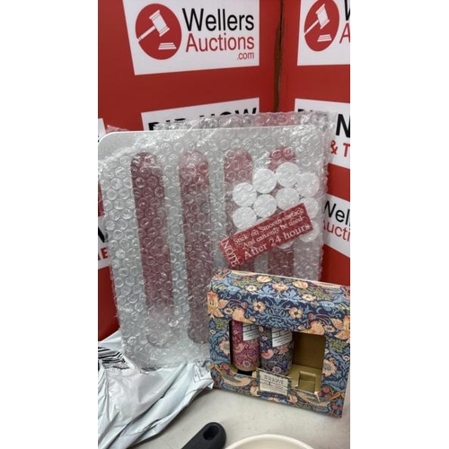 9051 - A JOBLOT OF HOMEWARES INC. JOSEPH JOSEPH, KITCHEN AID, SALT AND PEPPER GRINDERS, WILLIAM MORRIS HAND... 