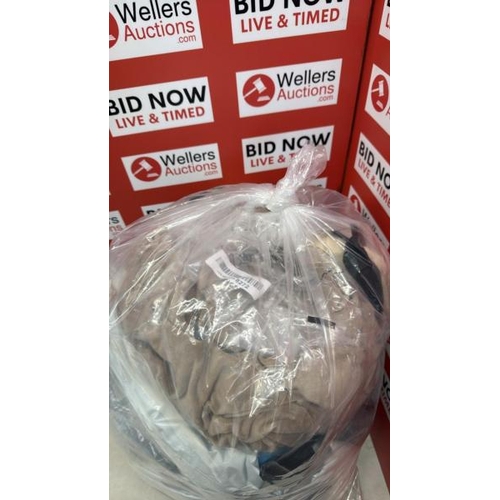 9053 - A VERY LARGE BAG FILLED WITH HOME/LINEN INC. CURTAINS, BEDDING SETS, PILLOWS, TABLE CLOTHS AND ALL S... 