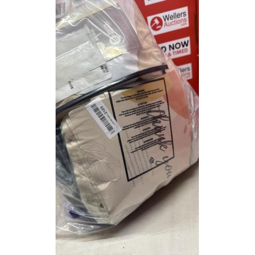 9053 - A VERY LARGE BAG FILLED WITH HOME/LINEN INC. CURTAINS, BEDDING SETS, PILLOWS, TABLE CLOTHS AND ALL S... 