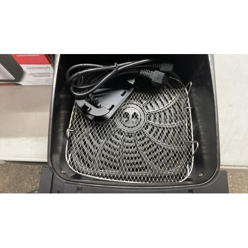 15 - GOURMIA 7.6L DIGITAL AIR FRYER WITH LIGHT & WINDOW