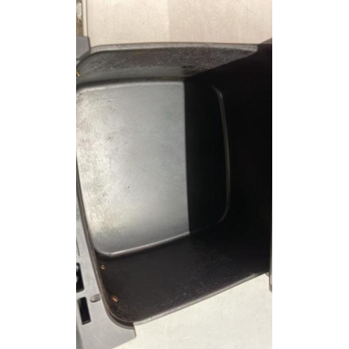 27 - GOURMIA 7.6L DIGITAL AIR FRYER WITH LIGHT & WINDOW