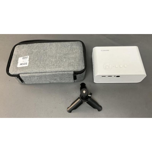9692 - X1 MINI PORTABLE PROJECTOR CLOKOVE/ MODEL: CL003 INC. CASE, MINI TRIPOD STAND