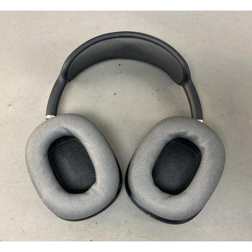 9722 - X1 HEAPHONES APPLE / MODEL: A3184 / GREY/ SN: J72HA2000CB0000JL8 - INC. CASE