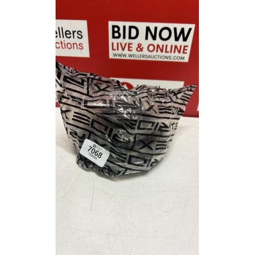 Lot 7068      
