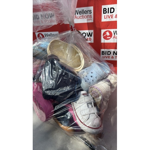 2208 - BAG OF CHILDREN SHOES