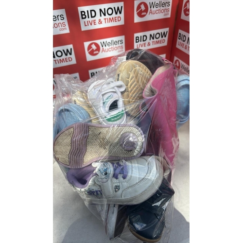 2208 - BAG OF CHILDREN SHOES