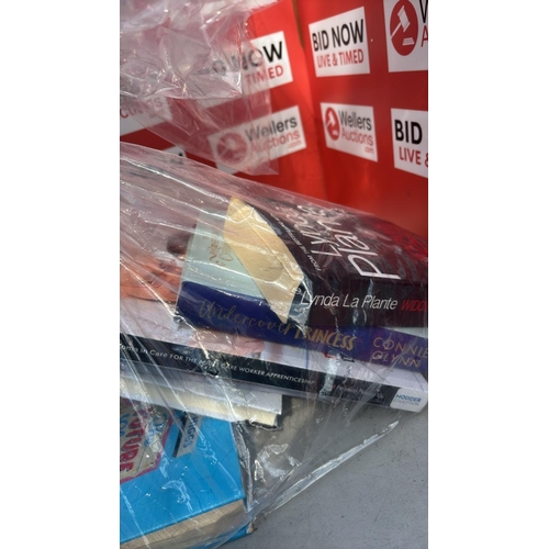 2216 - BAG OF BOOKS