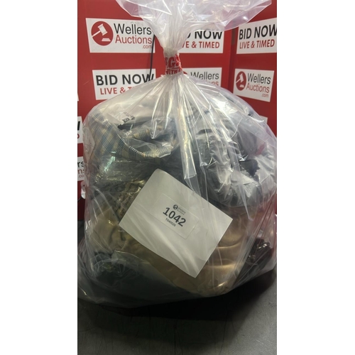 1042 - BAG OF LADIES NEW CLOTHING
