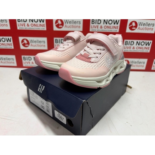 1067 - CHILDRENS NEW GAP SACRAMENTO PINNK VELCRO TRAINERS / UK 11